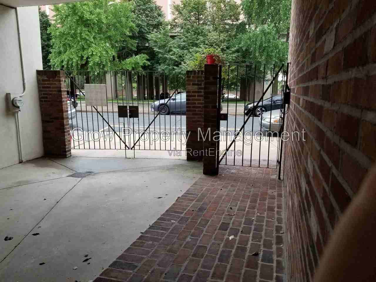 956 S Front St - Photo 4 of 14