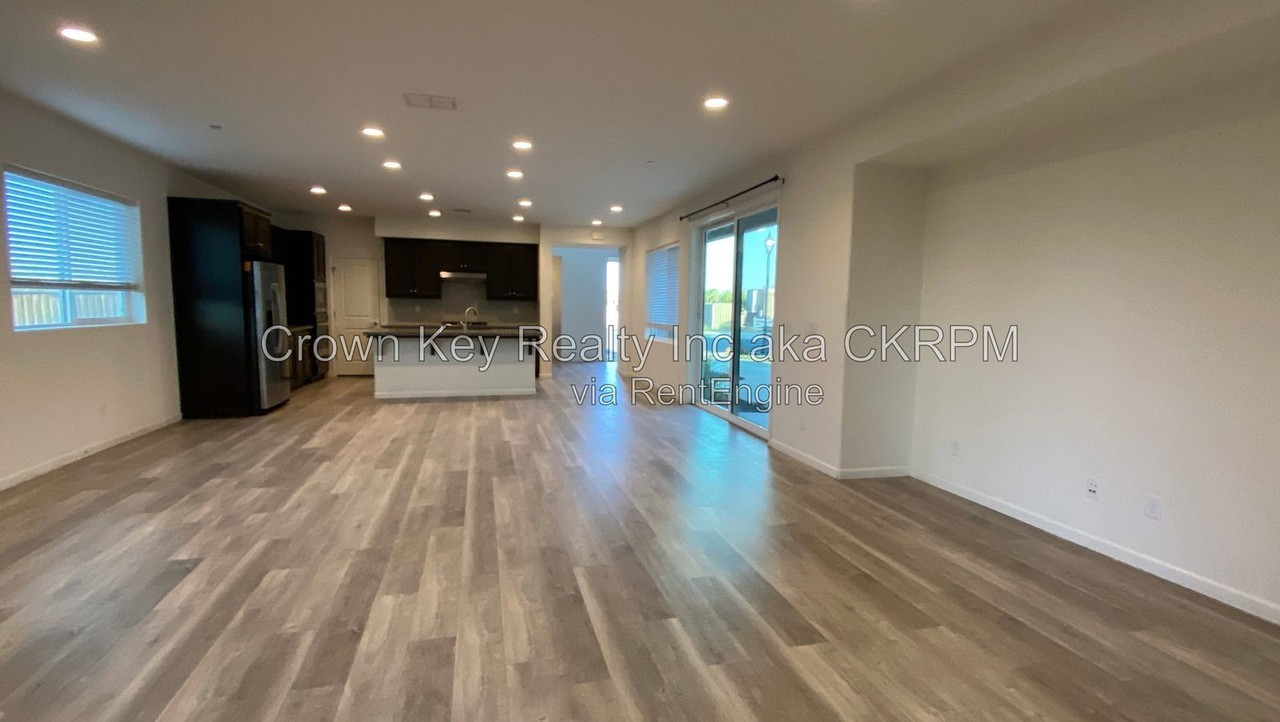 3831 Comstock Pl - Photo 6 of 34