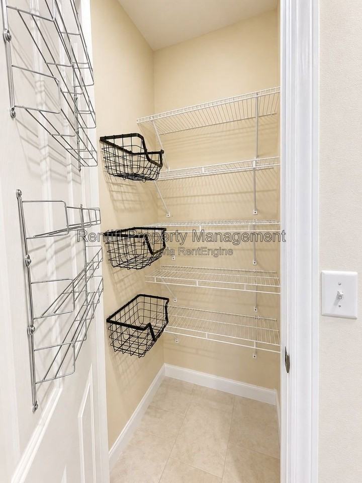 304 Harry Ave N - Photo 5 of 15