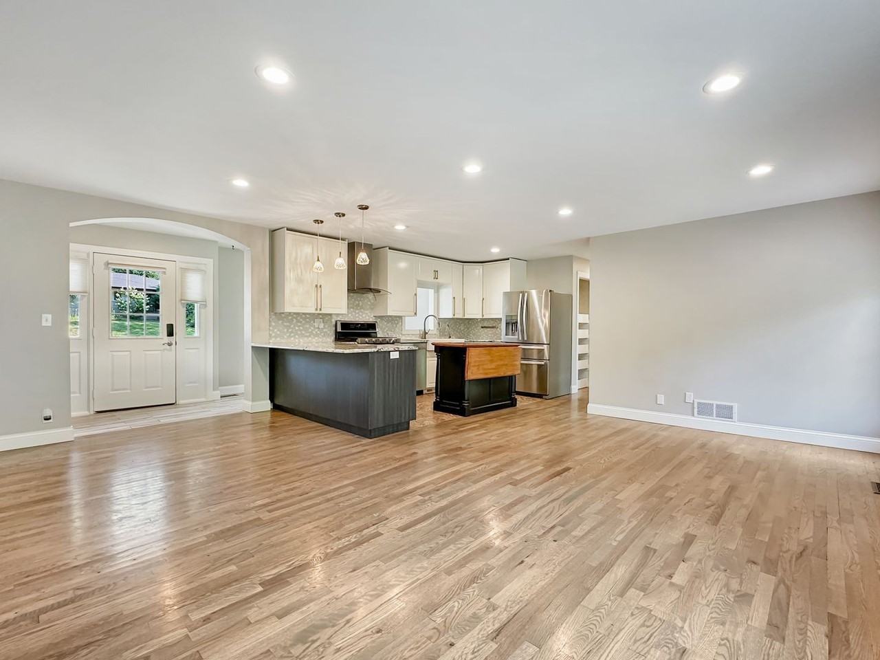 6220 Hansen Rd - Photo 3 of 33