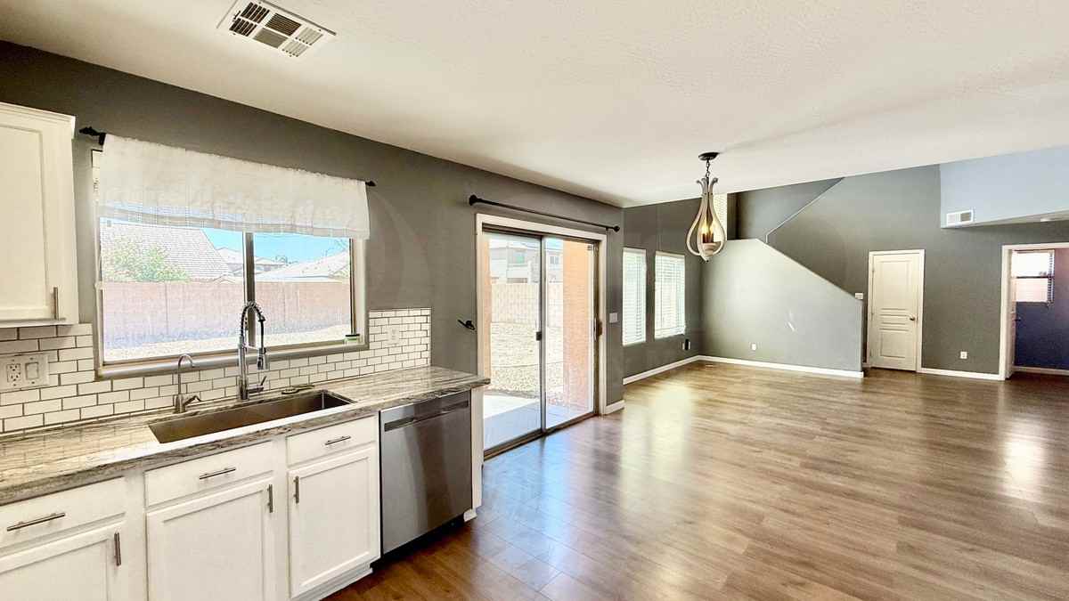 17227 W Hilton Ave - Photo 7 of 25