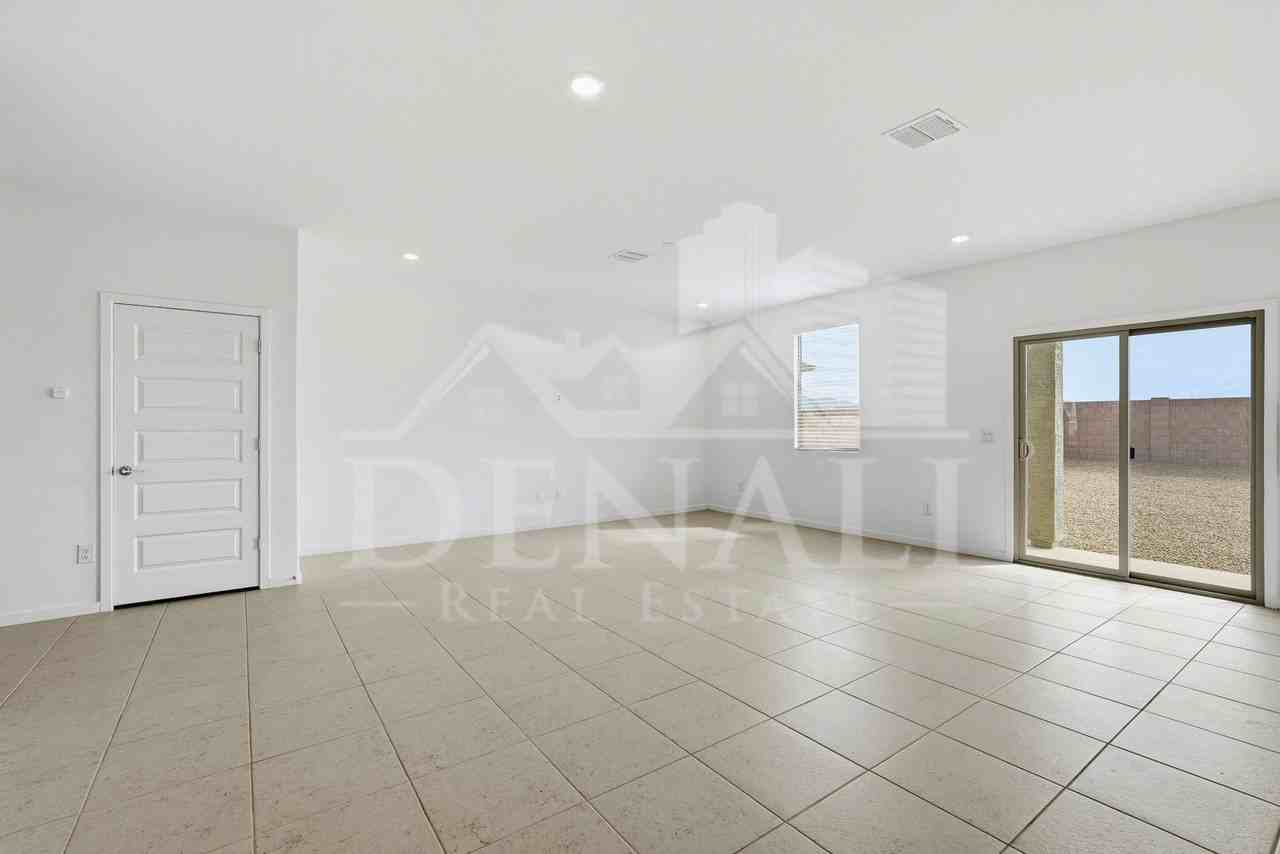 12232 N Manley Ave - Photo 4 of 34
