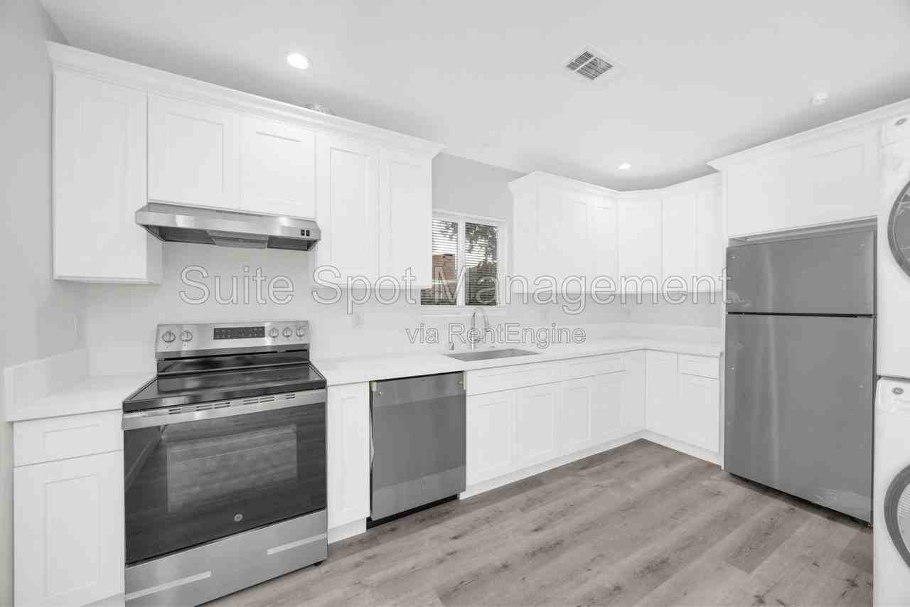 813 Lees Ave - Photo 2 of 4