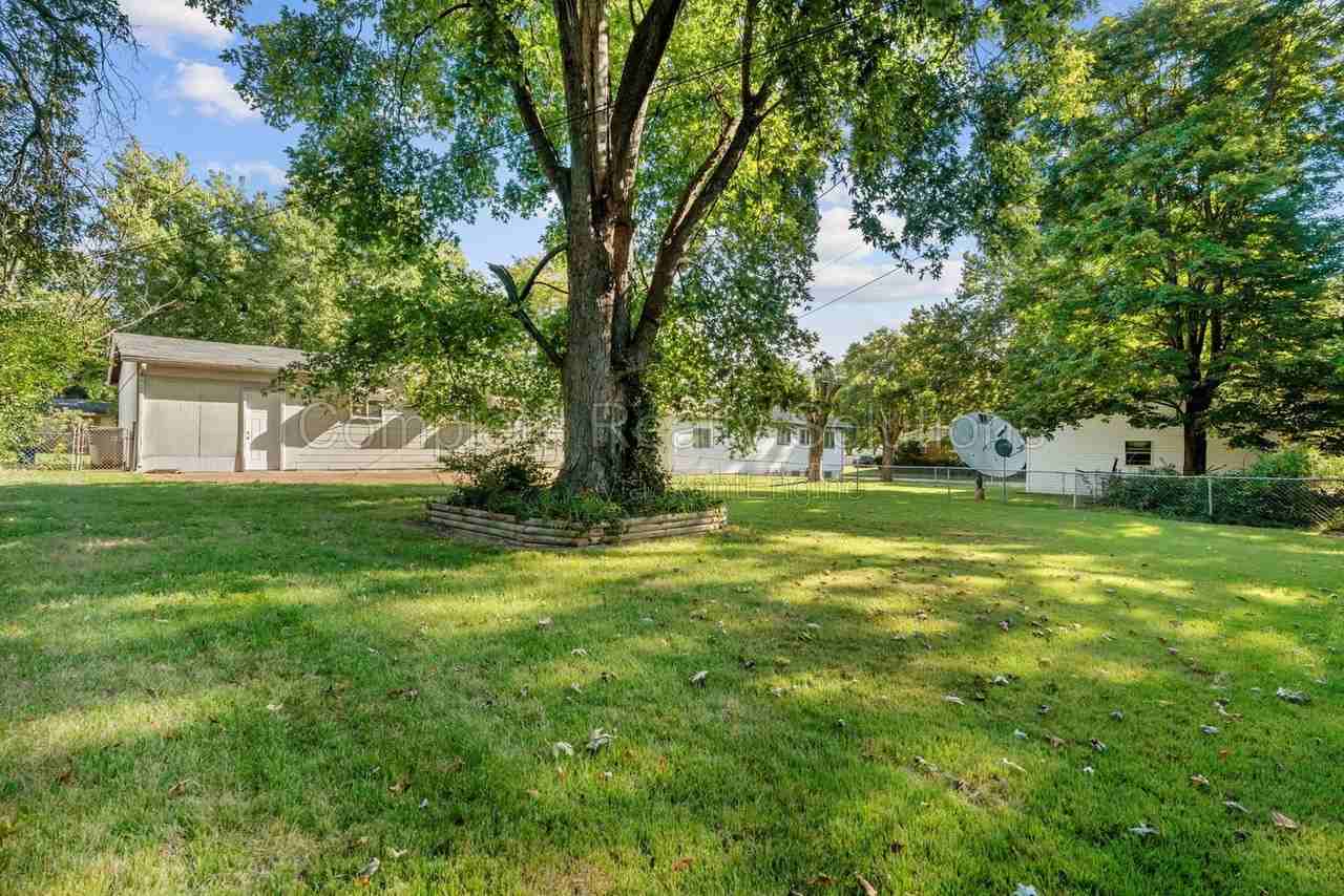1404 Farmview Ave - Photo 4 of 36