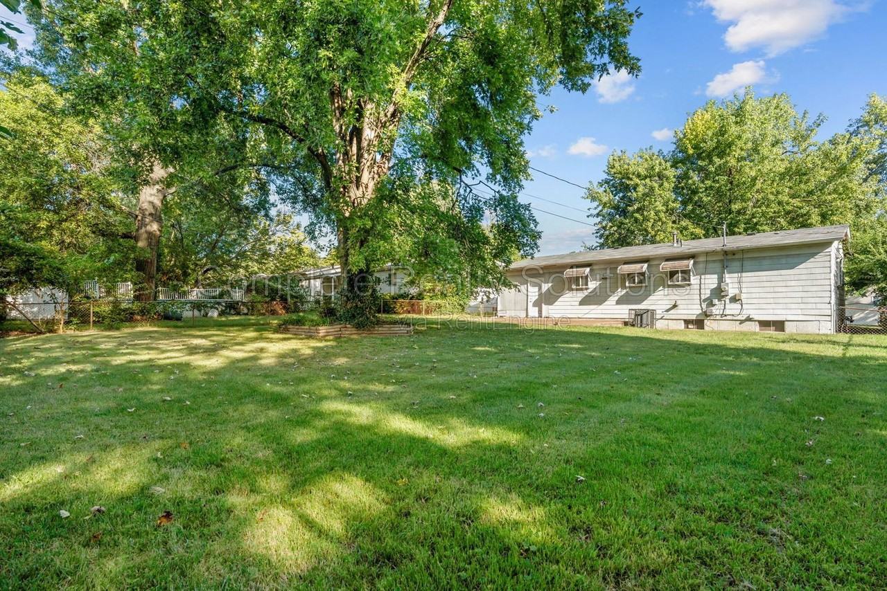 1404 Farmview Ave - Photo 6 of 36