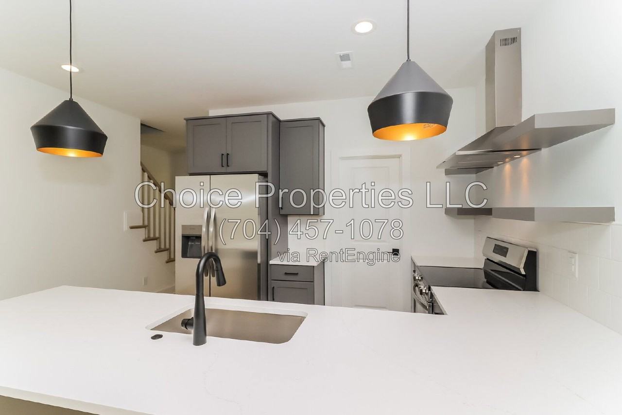 422 Sylvania Ave #B - Photo 4 of 40
