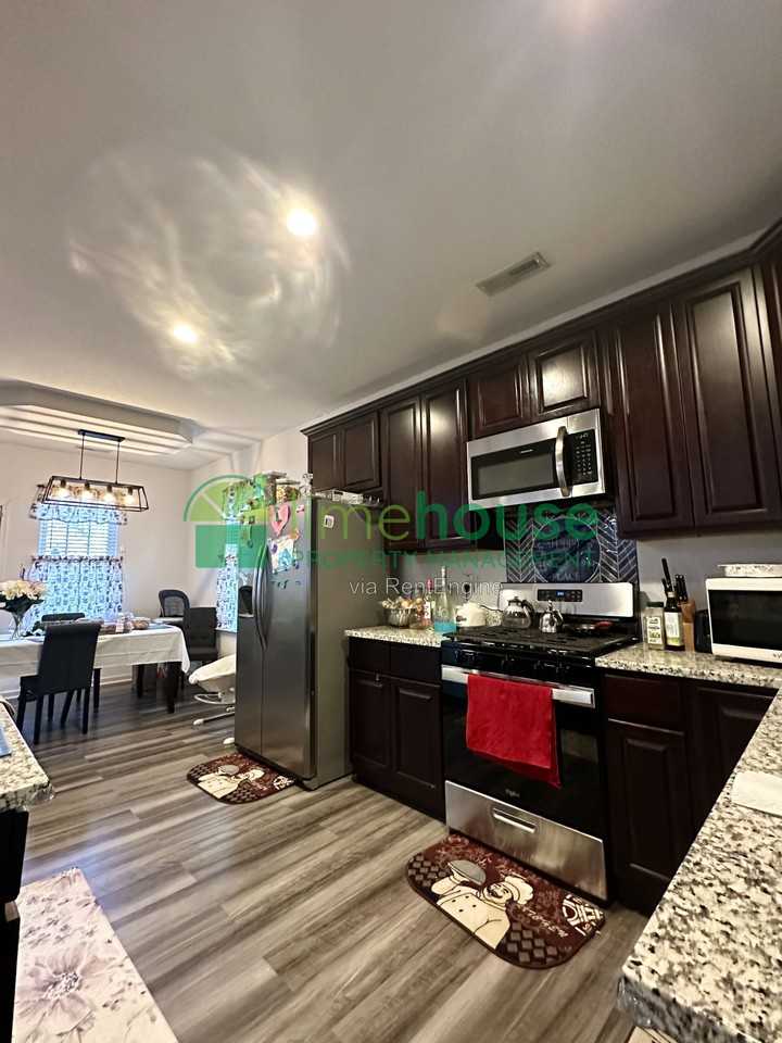 2604 Greenwood Dr - Photo 2 of 10