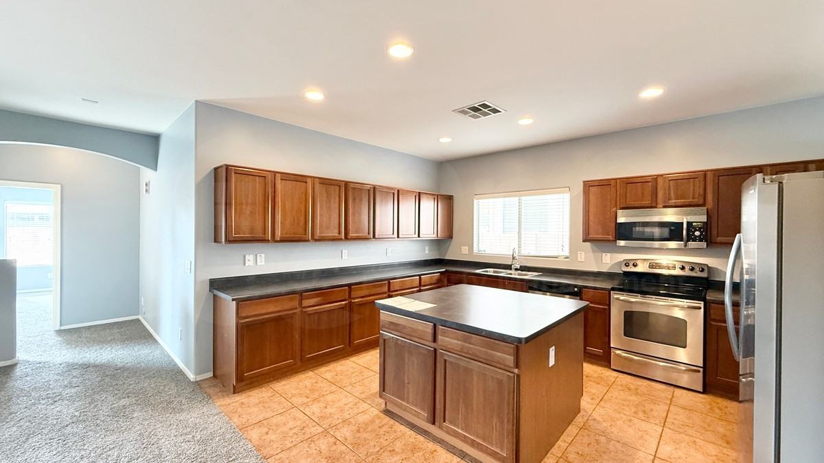 18166 N Jameson Dr - Photo 3 of 17