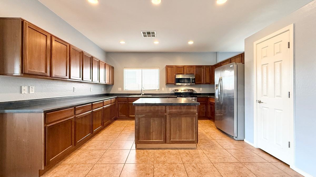 18166 N Jameson Dr - Photo 4 of 17