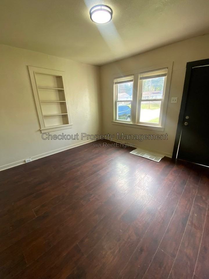 3032 W Tennyson Ave - Photo 2 of 8