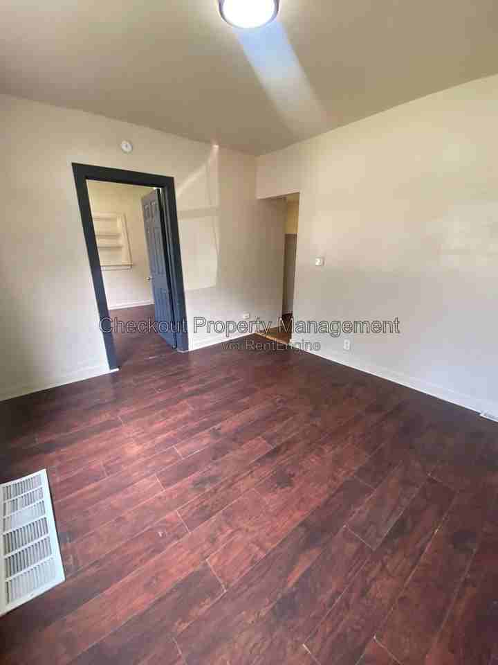 3032 W Tennyson Ave - Photo 3 of 8