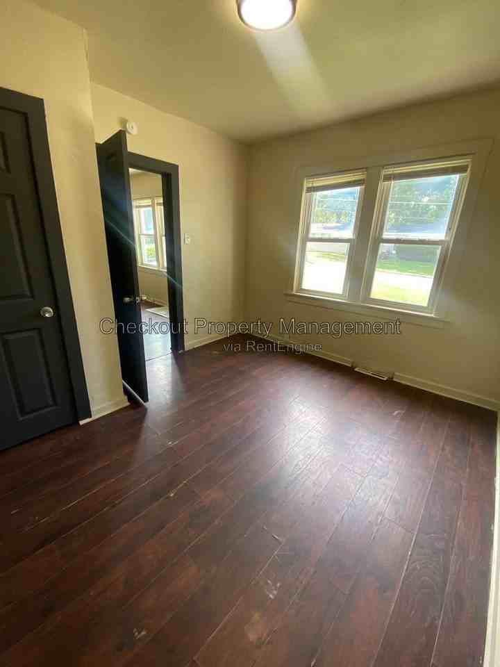 3032 W Tennyson Ave - Photo 5 of 8