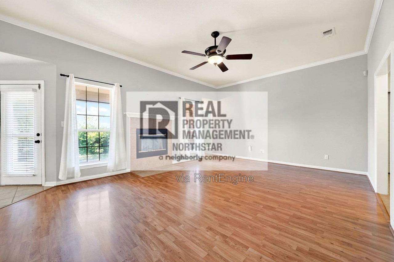 308 Pin Oak Ln - Photo 4 of 35