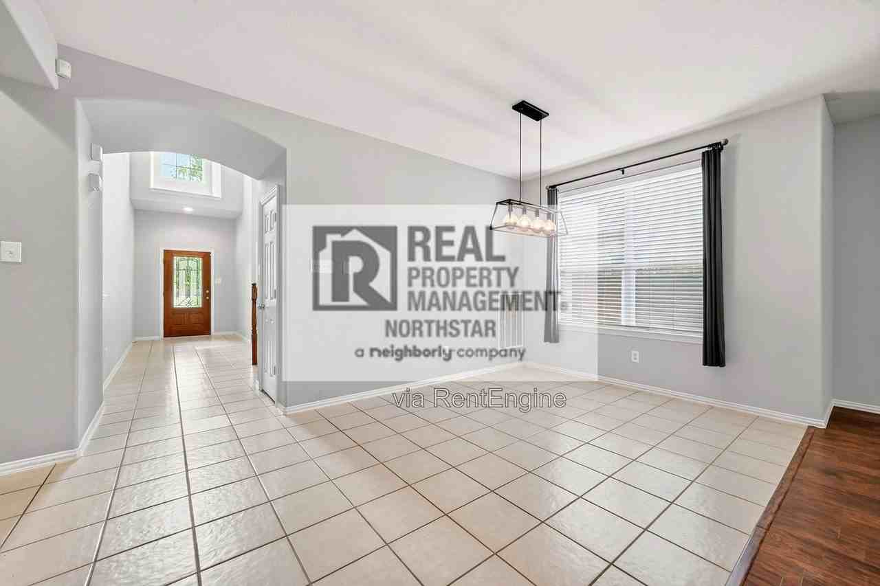 405 Driftwood Ct - Photo 4 of 44