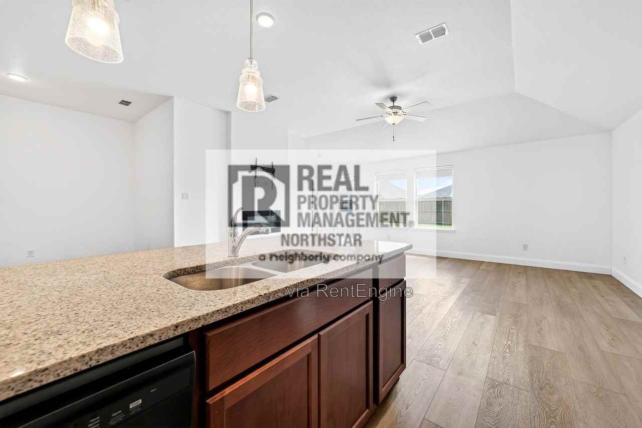 1804 Huisache St - Photo 4 of 42