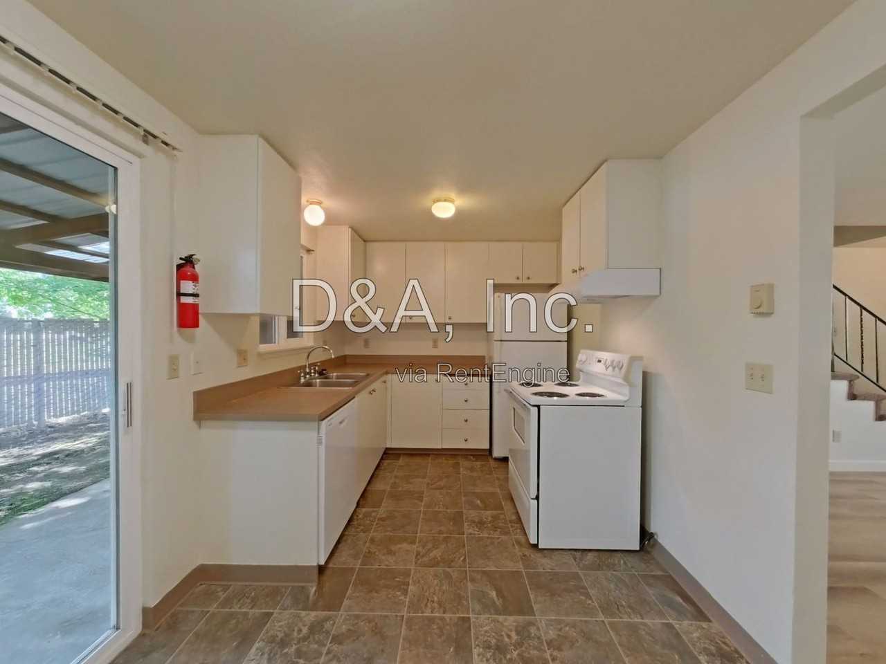 108 Ne Conifer Blvd #2 - Photo 3 of 12