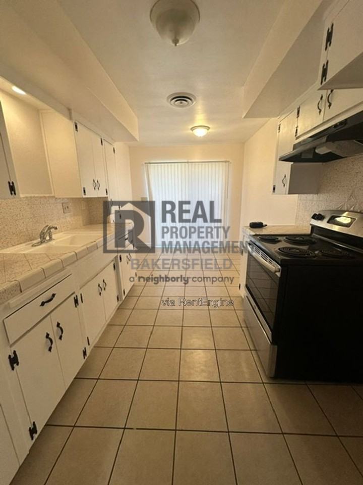 1015 Pacific St #D - Photo 6 of 16