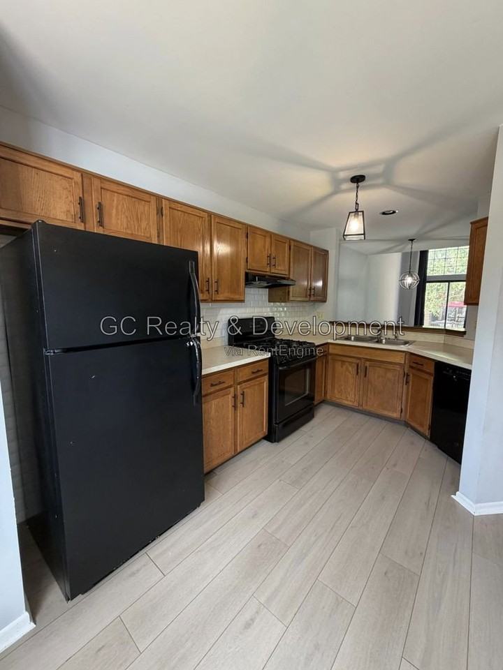 222 Oak Knoll Ln - Photo 3 of 14