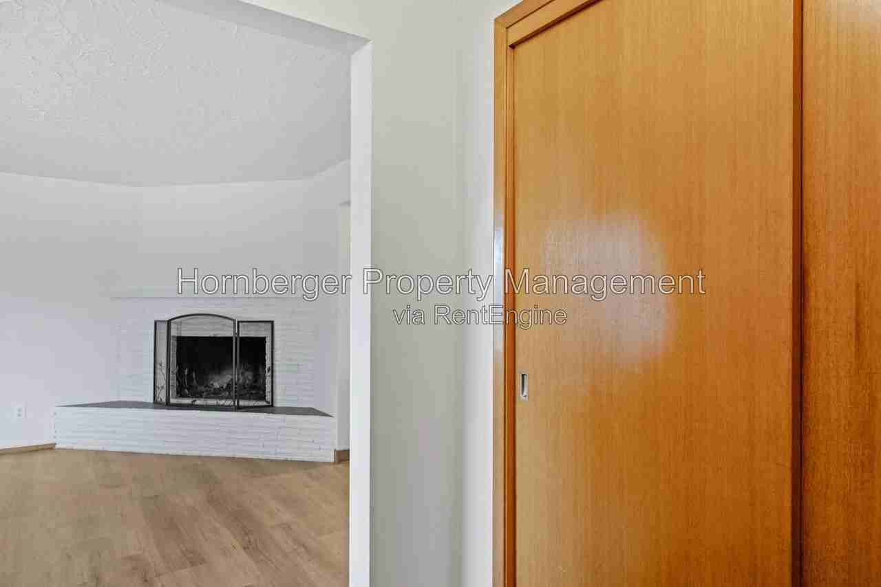10714 E Valleyway Ave - Photo 7 of 30