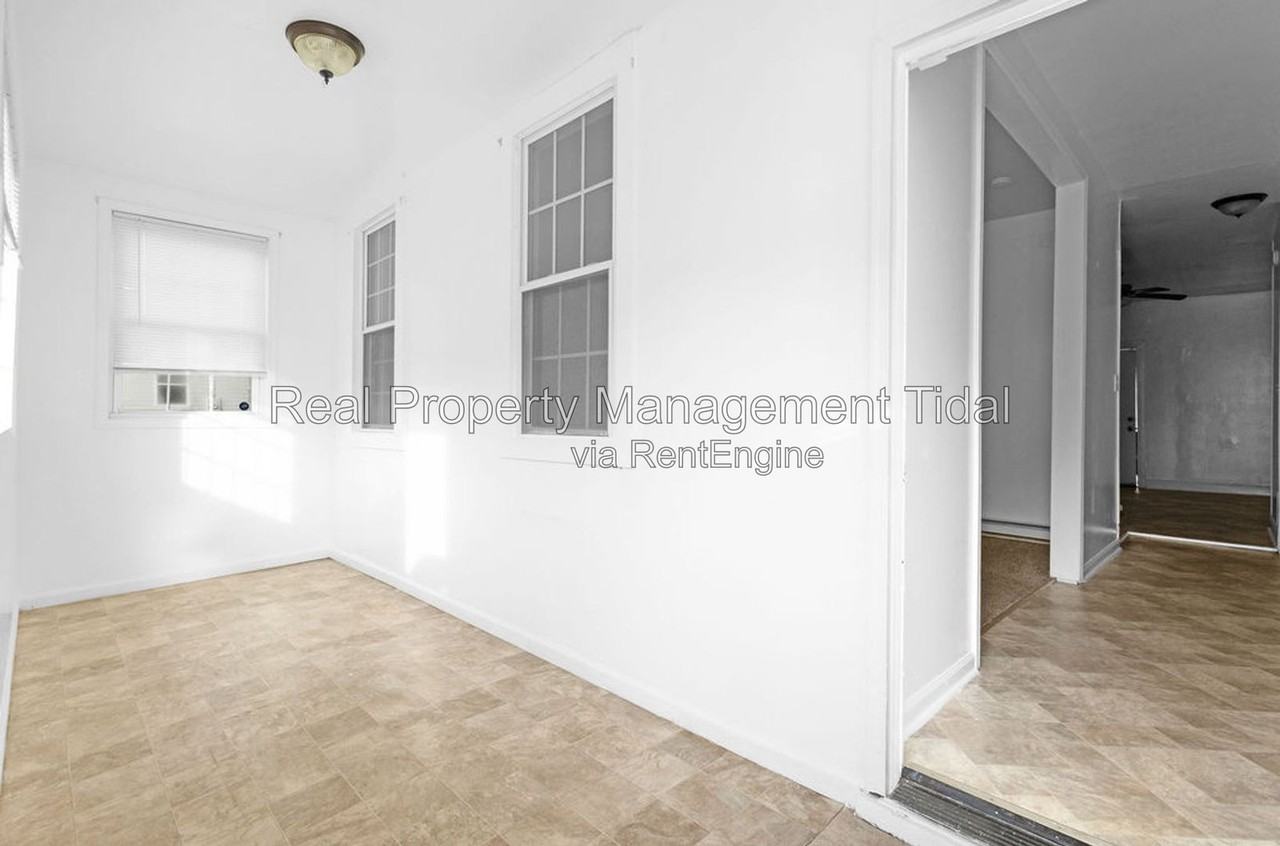 1035 23rd St - Photo 2 of 11