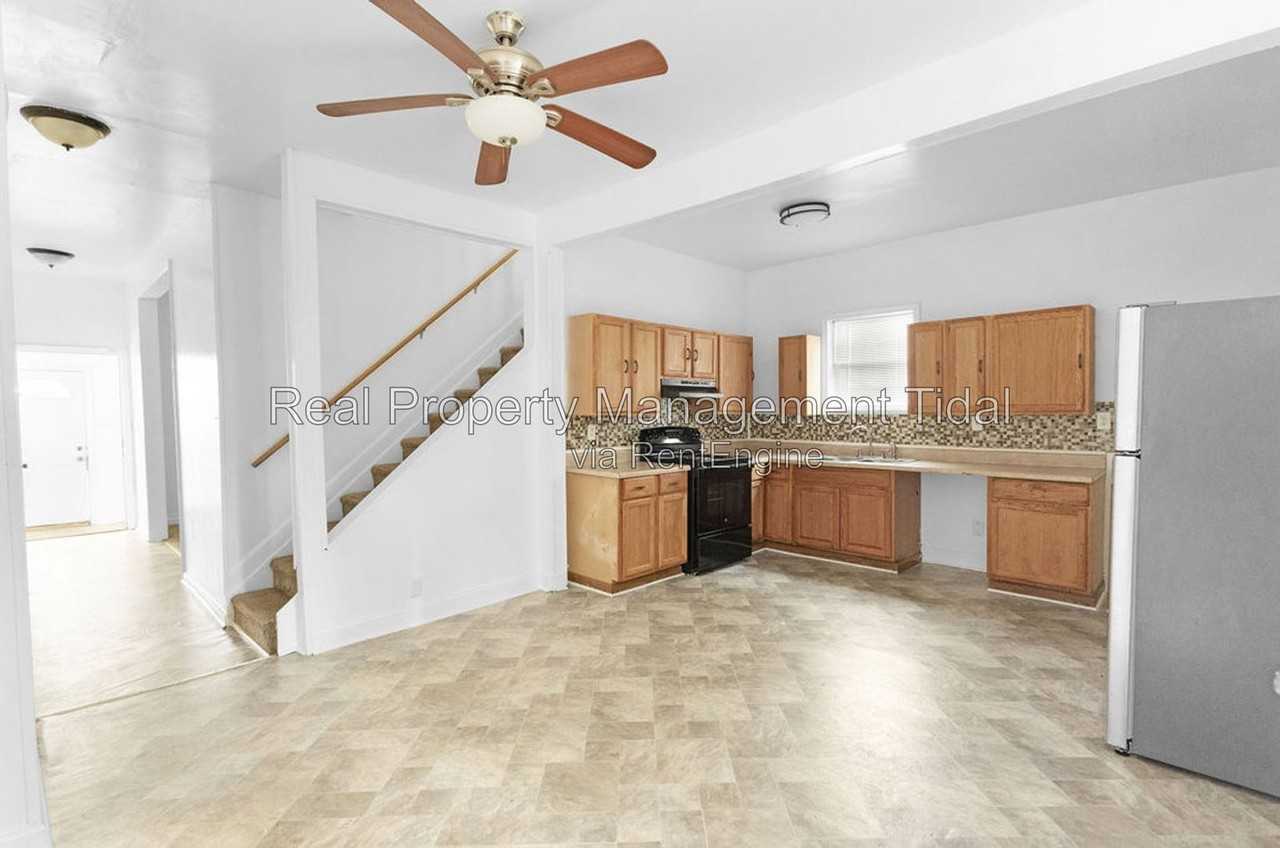 1035 23rd St - Photo 3 of 11