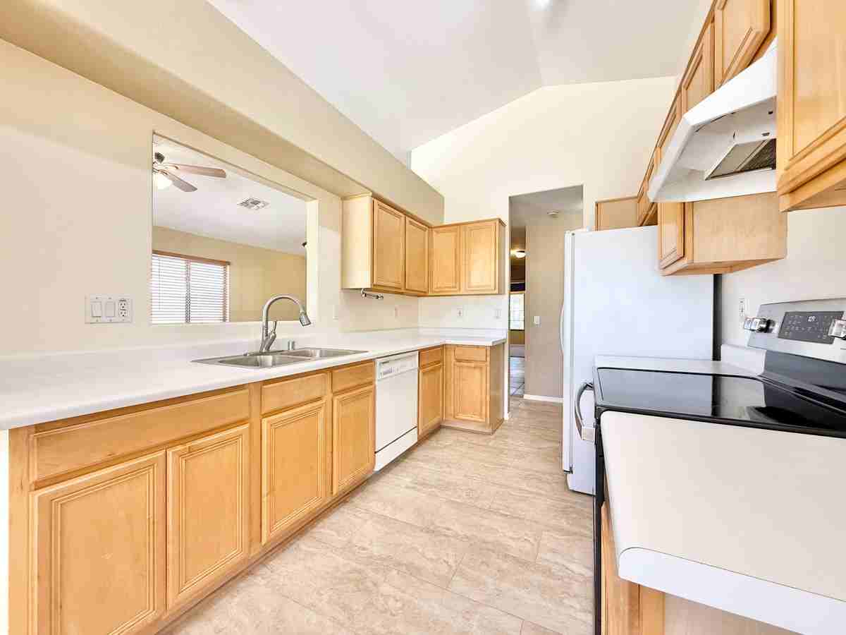 15532 W Port Royale Ln - Photo 6 of 39