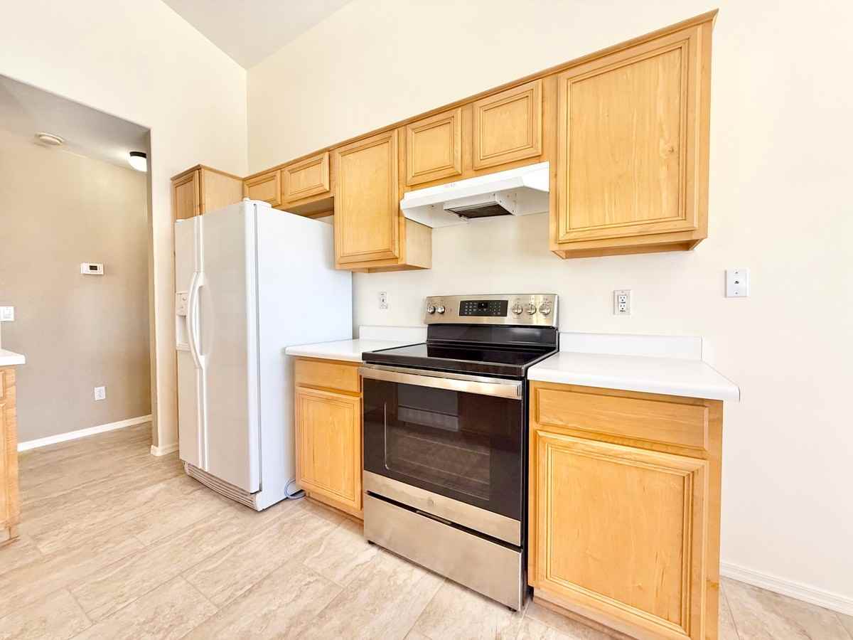 15532 W Port Royale Ln - Photo 7 of 39