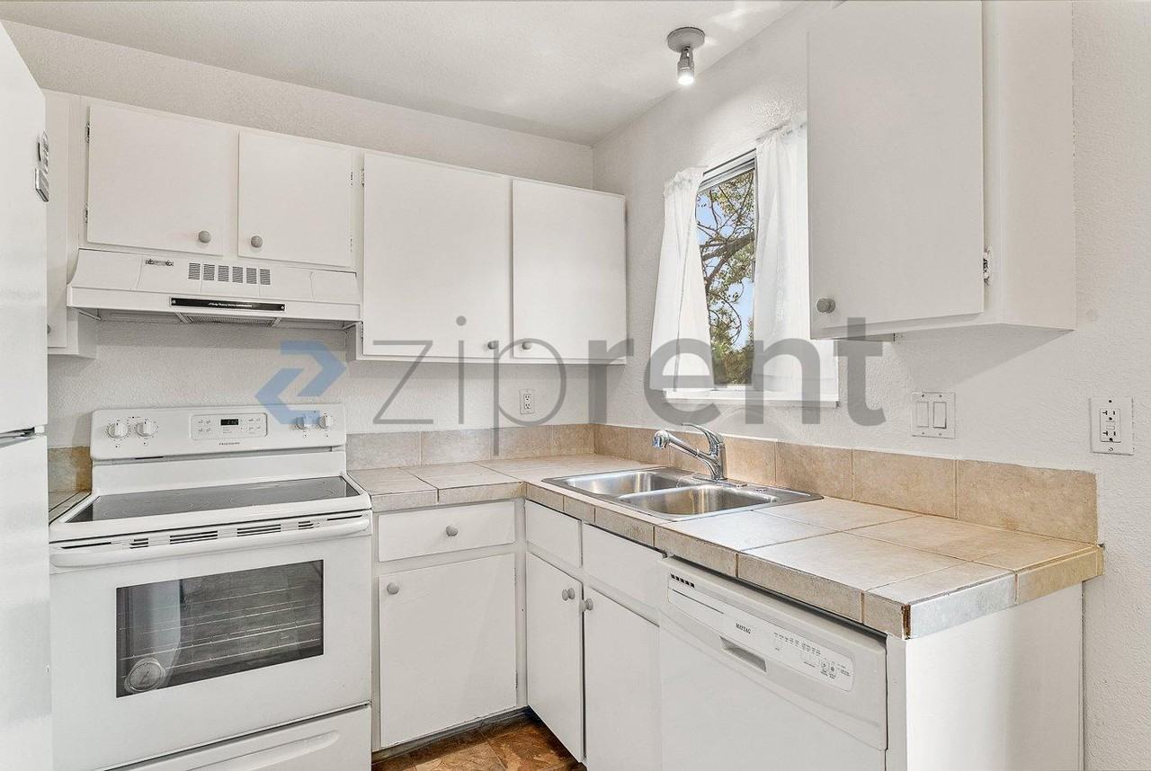 6404 Constellation Dr - Photo 7 of 38