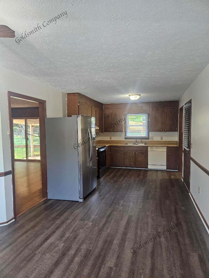 100 Wilma Dr - Photo 2 of 8