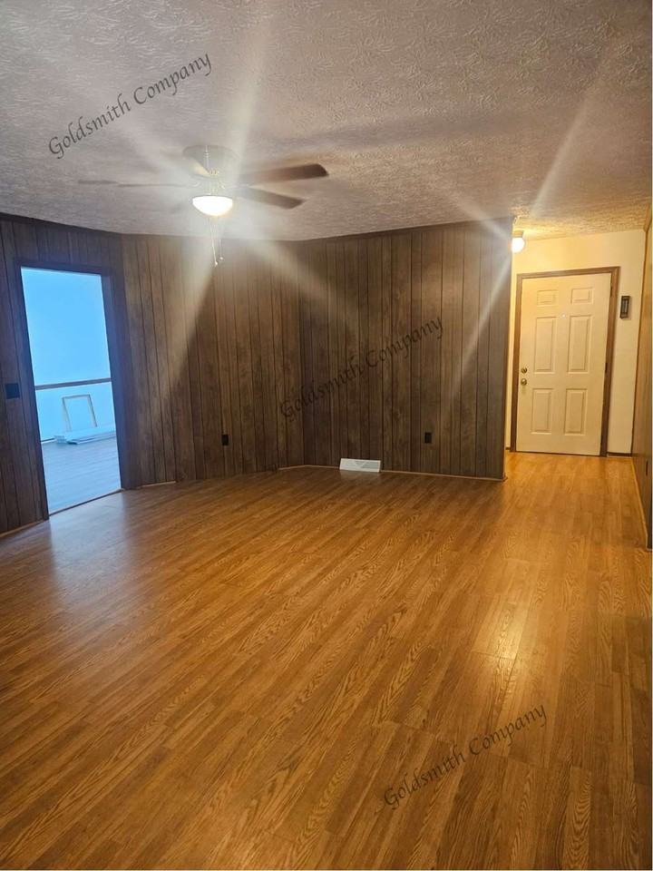 100 Wilma Dr - Photo 3 of 8