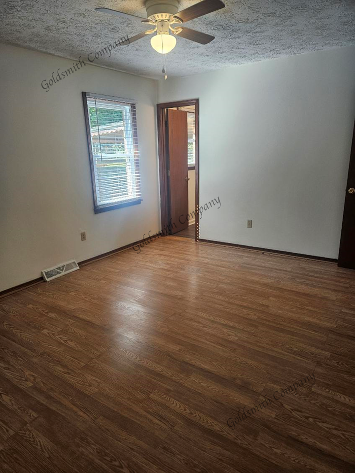 100 Wilma Dr - Photo 5 of 8