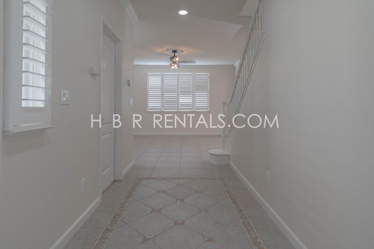 428 S Providence St - Photo 4 of 44