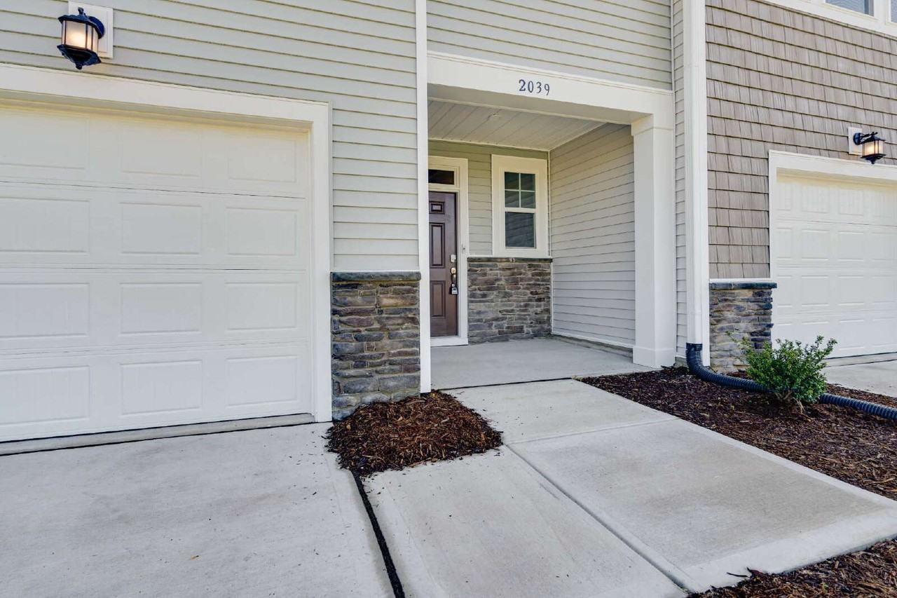 2039 Caen St - Photo 4 of 45