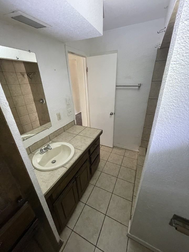 6903 Lyrewood Ln - Photo 7 of 20
