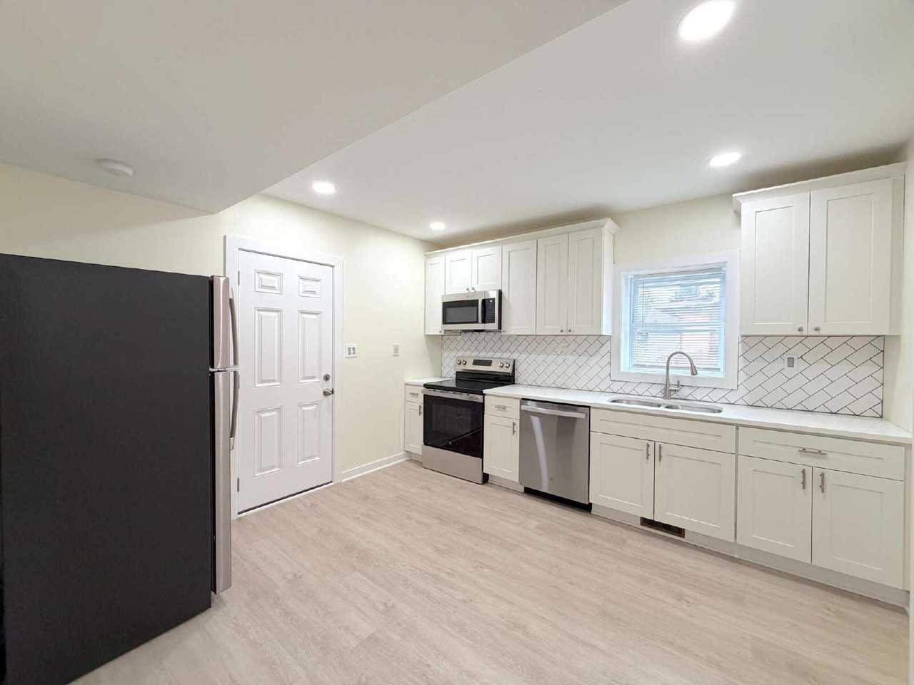 2647 E 6th St - Photo 3 of 8