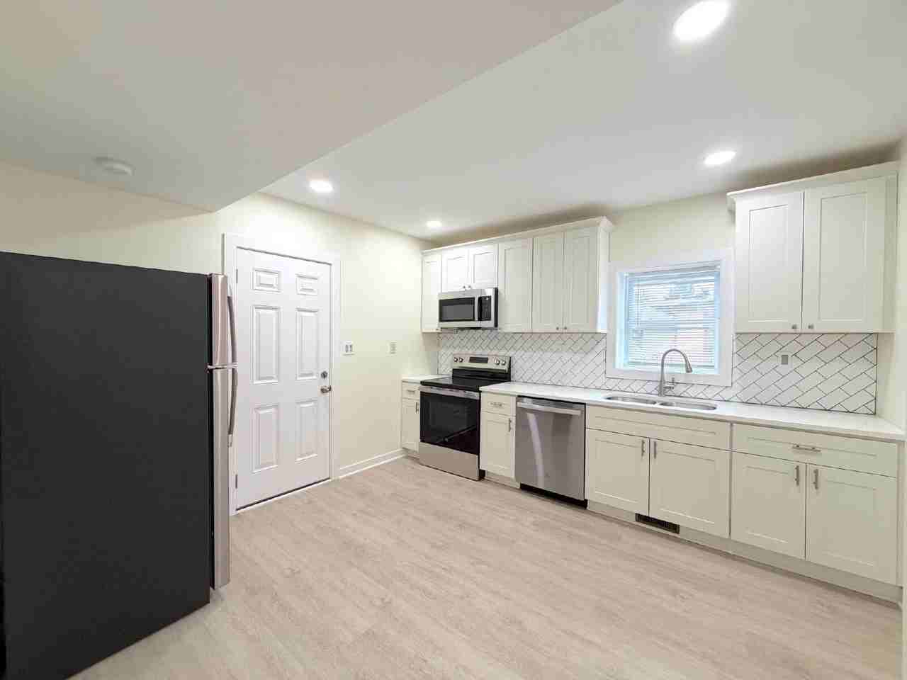 2647 E 6th St - Photo 3 of 9