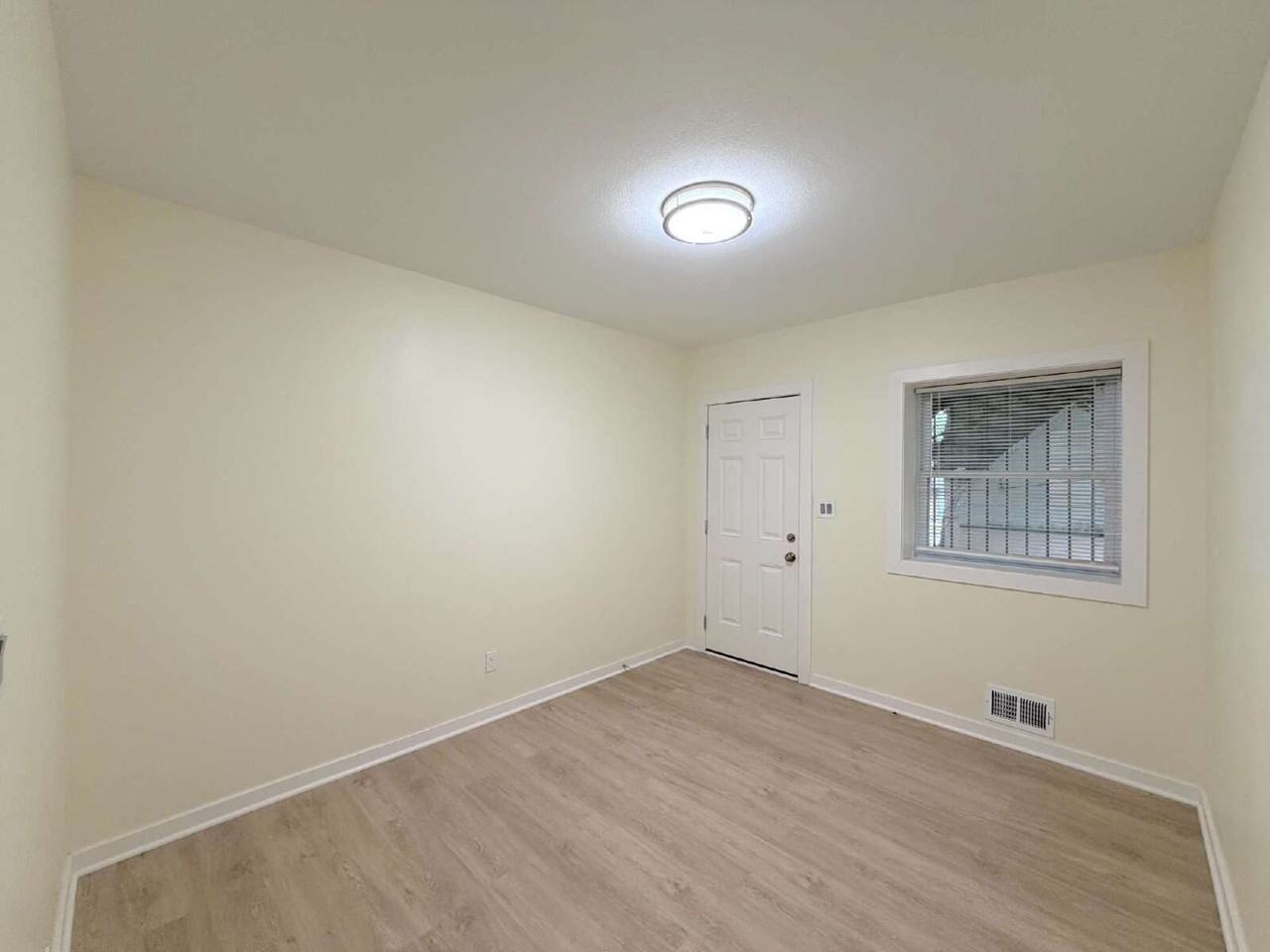 2647 E 6th St - Photo 6 of 9