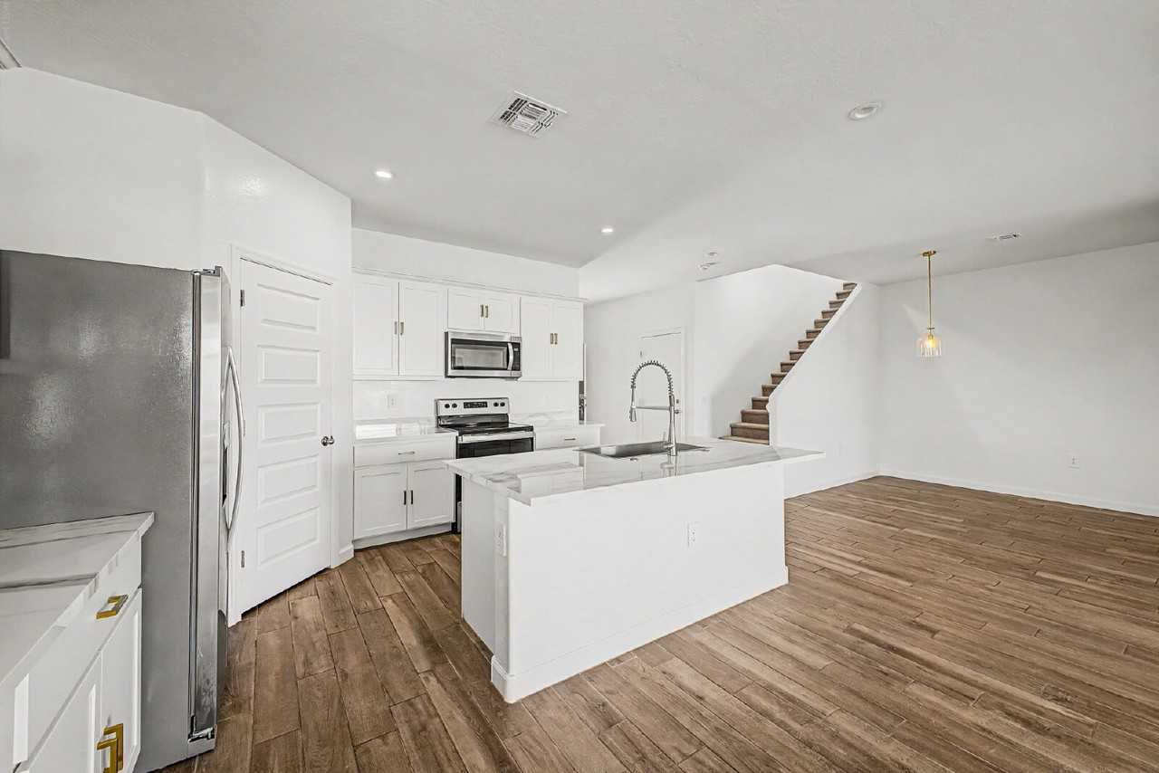 2760 W Stradling Ave - Photo 4 of 40
