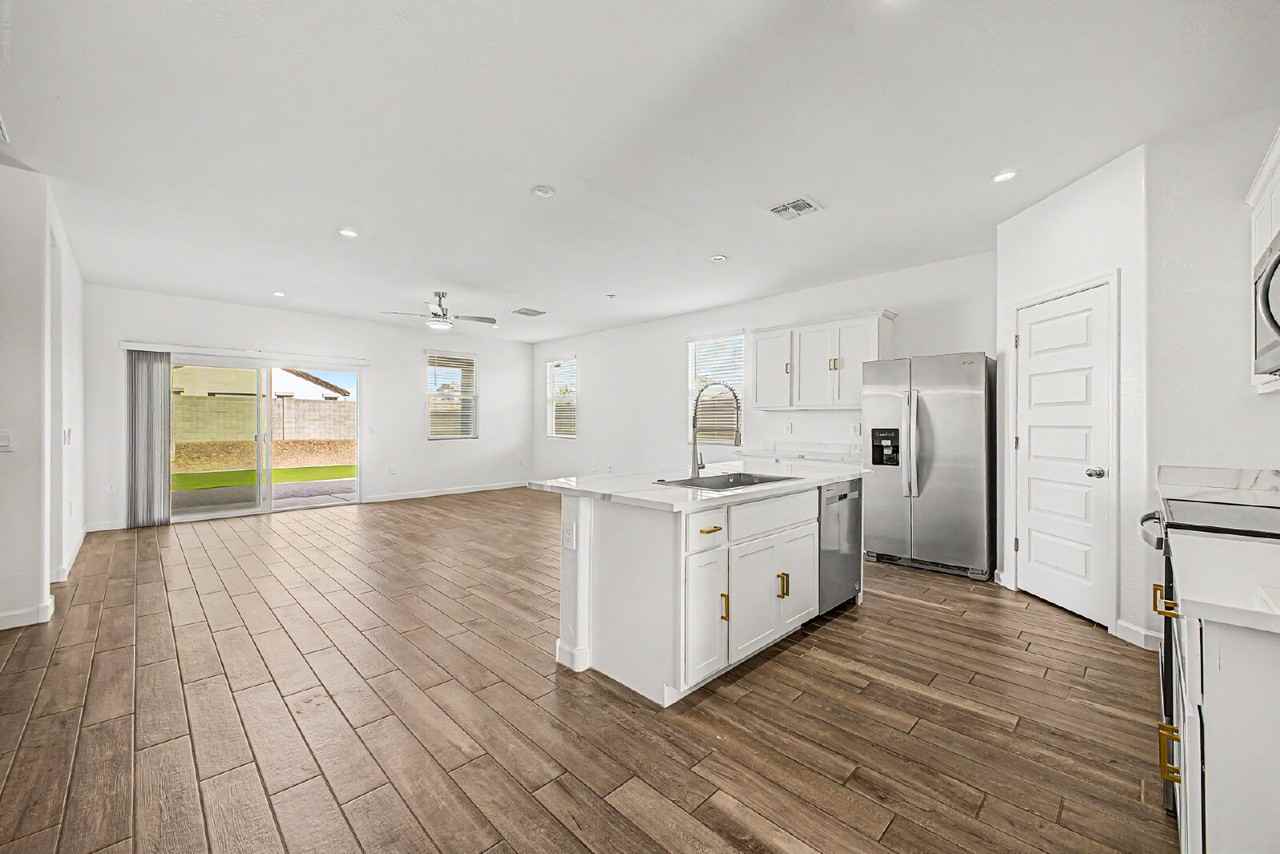 2760 W Stradling Ave - Photo 6 of 40