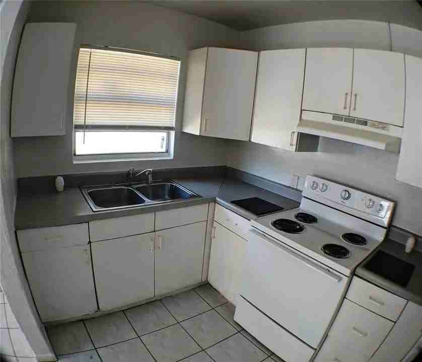 2906 N Orange Ave - Photo 3 of 9