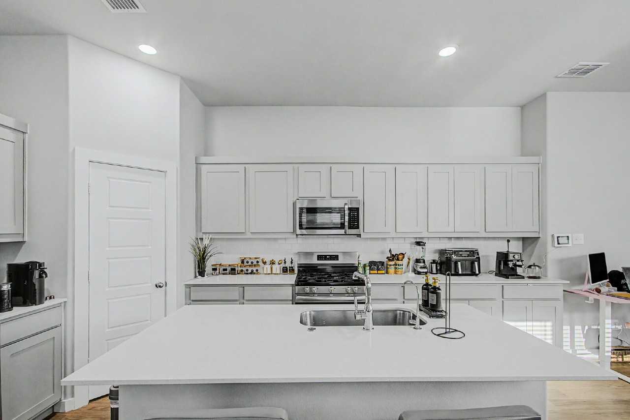 415 Travine Dr - Photo 2 of 36