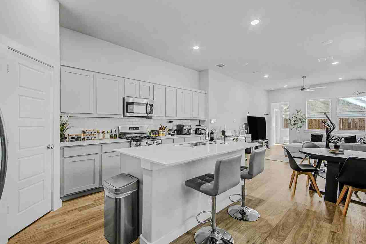 415 Travine Dr - Photo 3 of 36