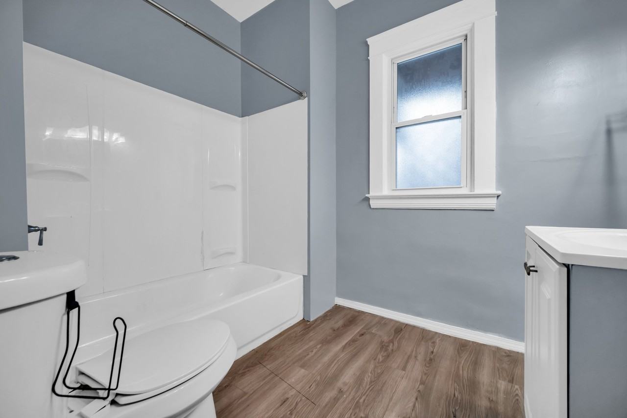 2826 E 124th St #B - Photo 5 of 17