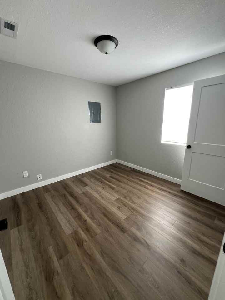 1062 Mace Rd - Photo 5 of 15