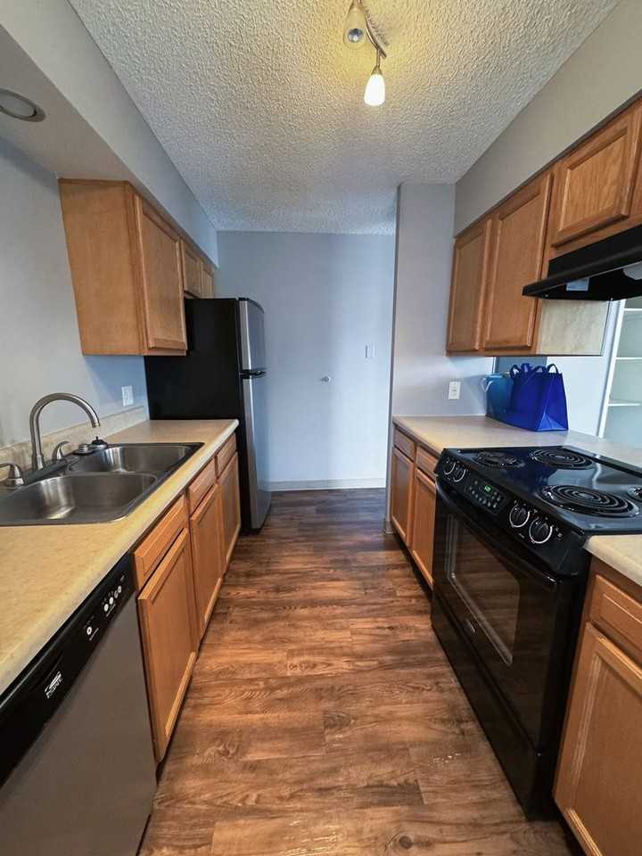 1523 Superior St #13 - Photo 6 of 13