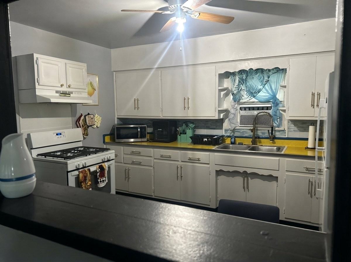 1700 N Tibbs Ave - Photo 4 of 21