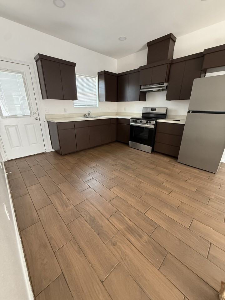 4813 N Cypress St #3 - Photo 3 of 9