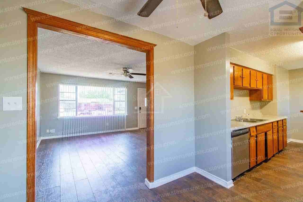 707 Sw 49th St - Photo 2 of 32