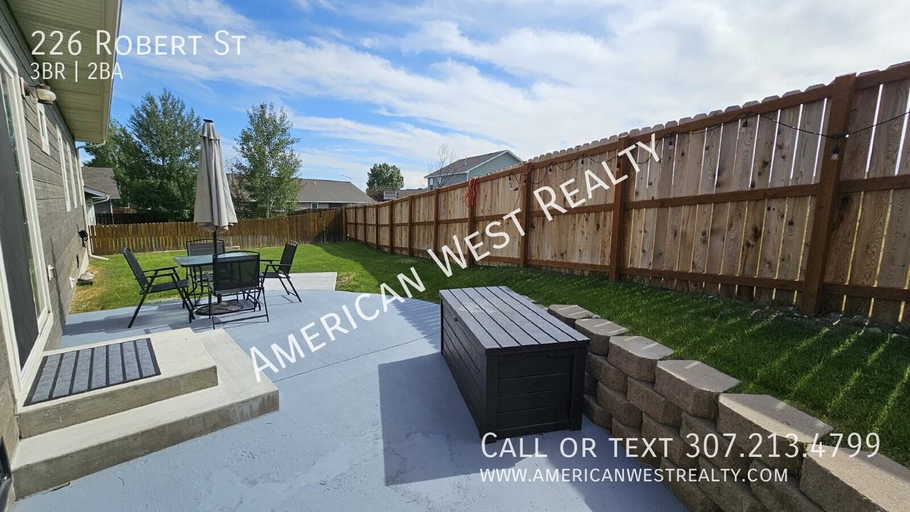 226 Robert St - Photo 2 of 12