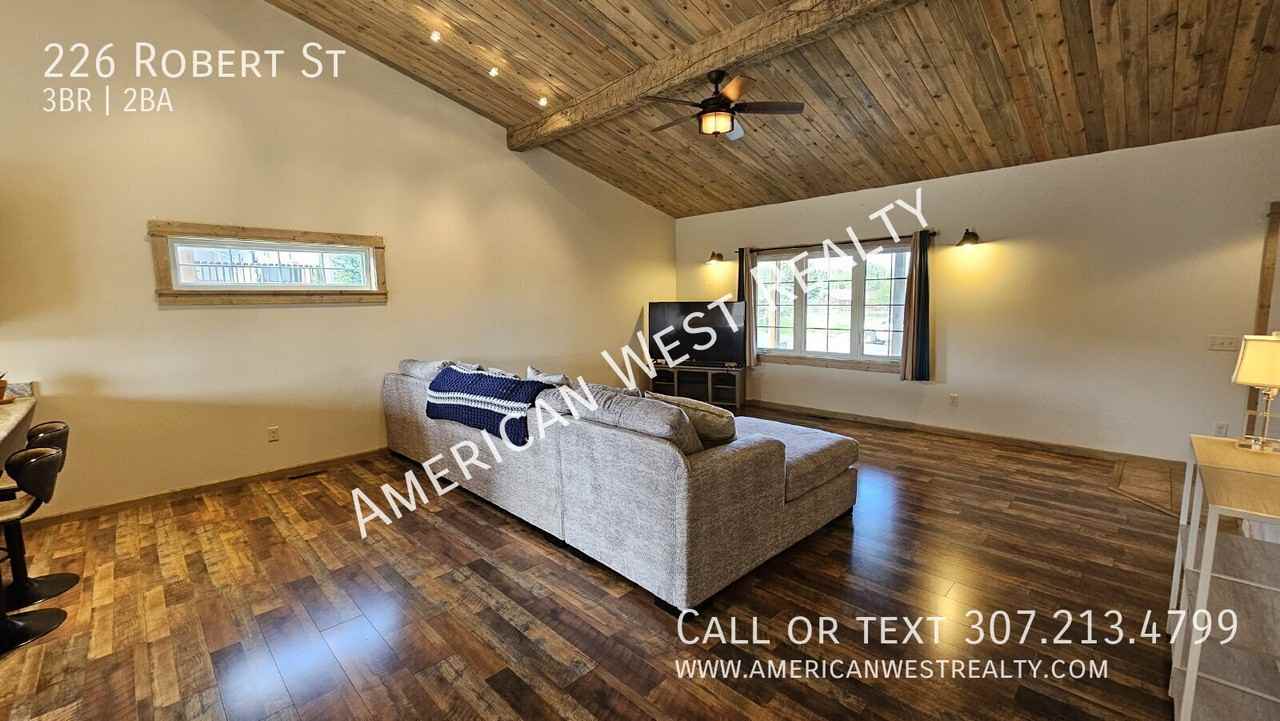 226 Robert St - Photo 3 of 12